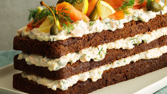 Liten smörgåstårta på rågbröd med varmrökt lax