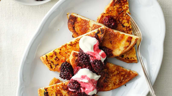 Crème brûlée french toast med björnbär