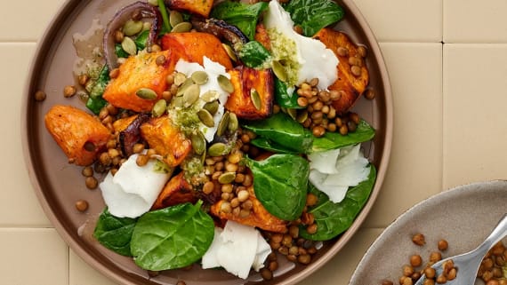 Ljummen rostad sötpotatissallad med linser