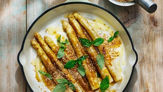 Råstekt vit sparris med misosmör och sesamfrön