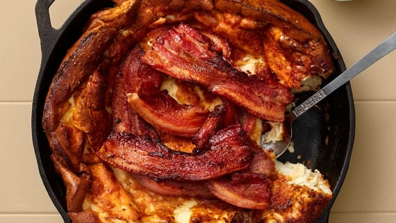 Äggakaka med rårörda lingon och grönkålssallad