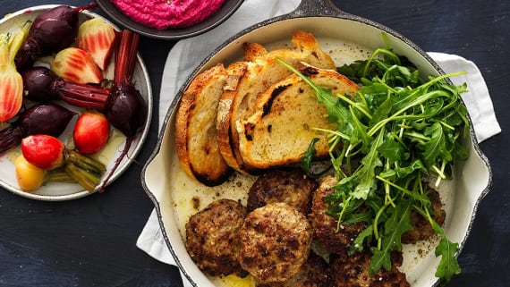Kokta knippbetor med lammfärsbiffar och feta- och betröra