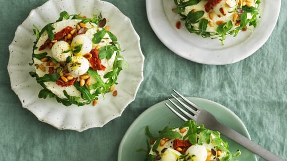 Smörgåstårtsbakelser med medelhavssmaker