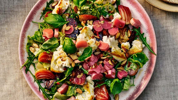 Sallad med betor, picklad rabarber och bakad fetaost