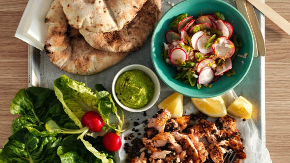 Pita med stekt lax, dill- och ärtkräm och pepparrotsdressing
