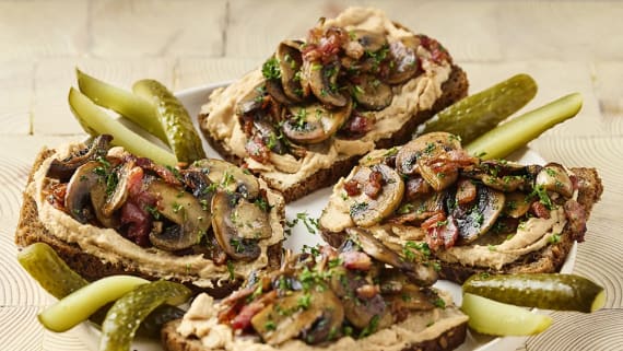 Smörrebröd med bacon och svamp