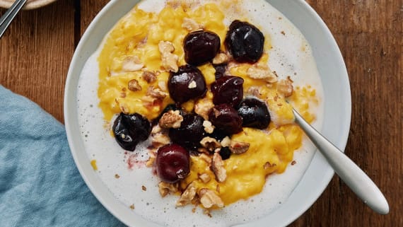 Risgrynsgröt med saffran och varma körsbär