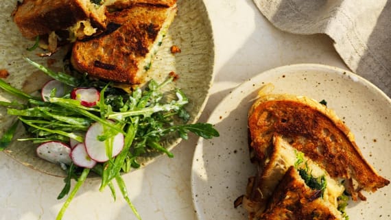 Grilled cheese med nässlor och primörsallad