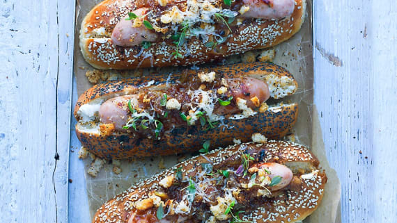 Korv med bröd och löktopping