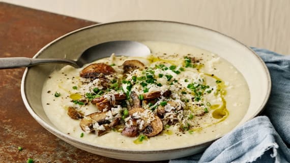 Rotselleri- och jordärtskockssoppa med svamp och pepparrot