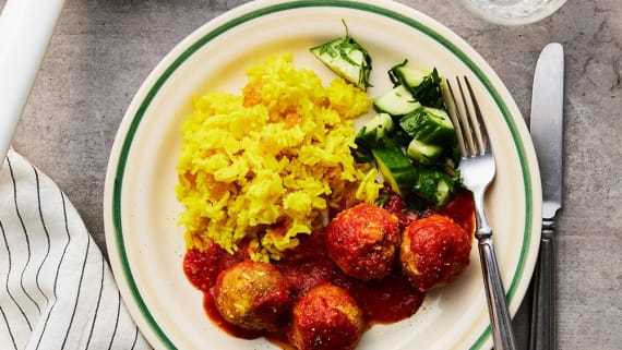Kikärts- och cashewbullar med kryddig tomatsås