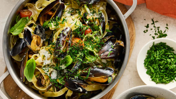 Ångade blåmusslor med örter, grädde och tagliatelle