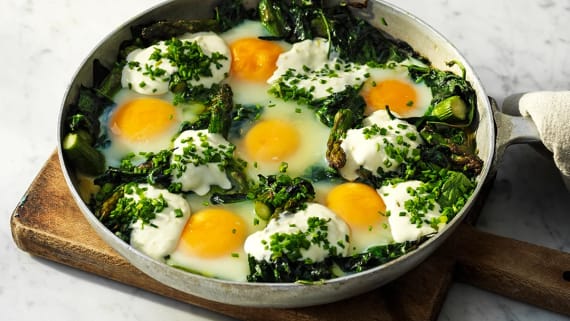 Bakade ägg med sparris och spenat