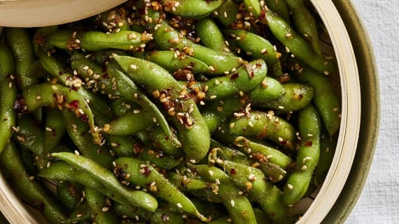 Edamamebönor med sesamfrö, chili och sojasmör