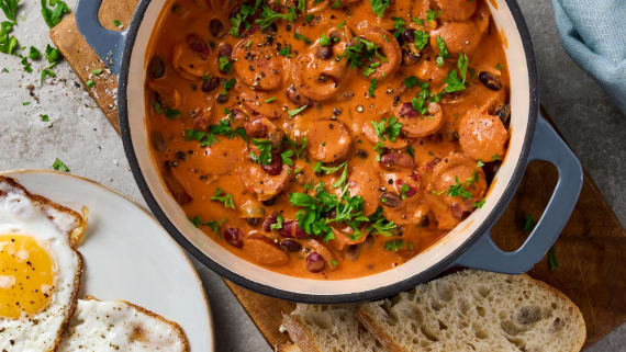 Chiligryta med bönor, chorizo och färskost