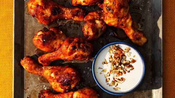 BBQ drumsticks med blue cheese och pekannötter