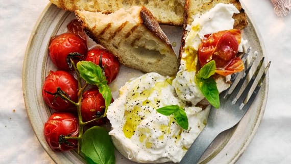 Caprese med burrata och ugnsrostade picklade tomater