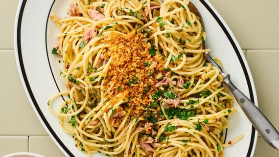 Tonfiskpasta med kapris och pankokrisp