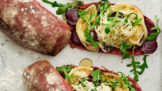 Rödbetsciabatta med chèvre och karamelliserad lök