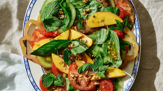 Sallad med nektariner och saltrostade solroskärnor