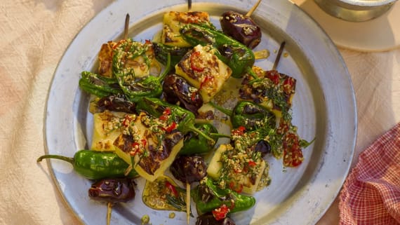 Grillostspett med dadlar och padrones