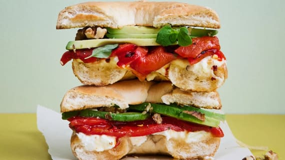 Grillad paprika, hot honey, avokado och fetaoströra i bagels