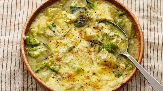 Ostgratinerad potatis- och broccolisoppa