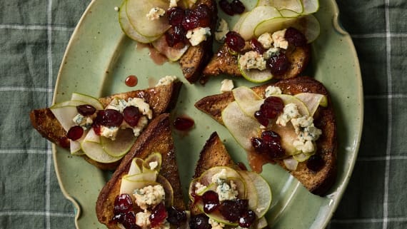 Fattiga riddare med ädelost och glöggkokta tranbär