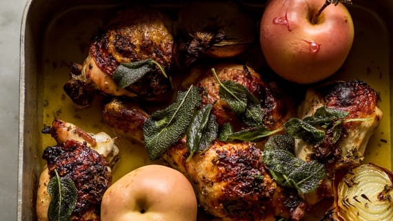 Rosmarinbakad kyckling med äpple och lök