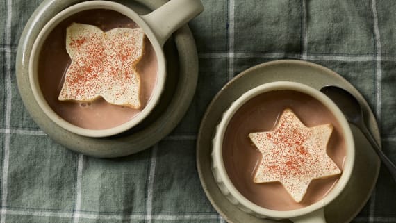 Kryddig varm choklad med fryst grädde