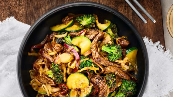 Enkel biffwok med broccoli och zucchini