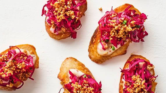 Crostini med rödkålssallad och sesamcrunch