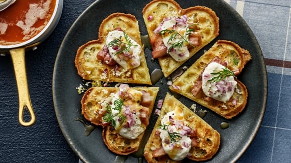 Våffelhjärtan med matjessill och brynt smör