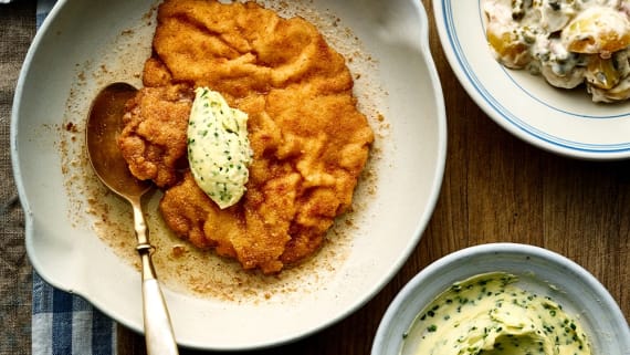 Panerad schnitzel med krämig potatissallad