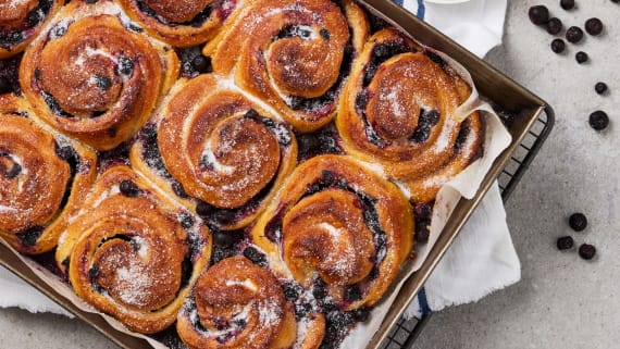Blåbärsbullar i långpanna