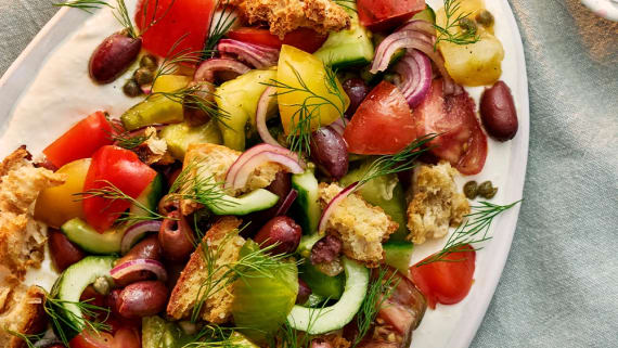 Grekisk brödsallad med mixad fetaost