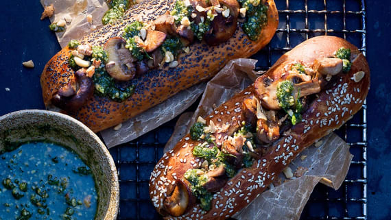 Grillad svamp med dillpesto i korvbröd