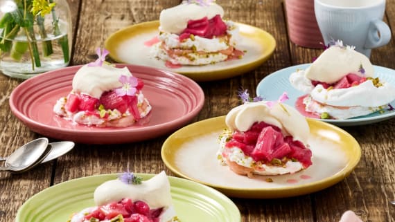 Pavlova med rabarber och pistage