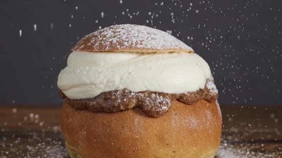 Fluffig semla med rostad mandelmassa