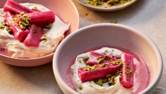 Mascarponemousse med pocherad rabarber och rabarbersirap