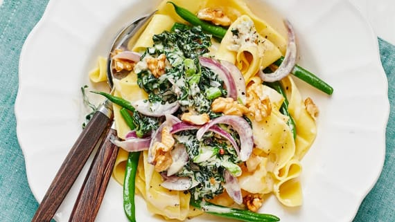 Krämig svartkålspasta med gorgonzola och valnötter