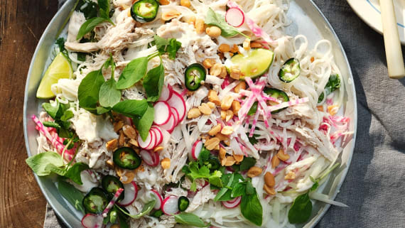 Kycklingsallad med nudlar och kokosdressing