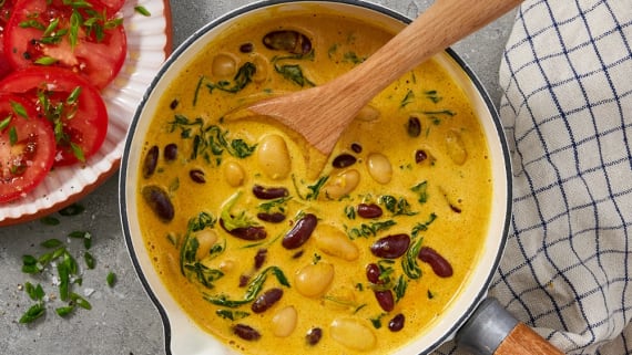 Krämig spenat- och böngryta med curry