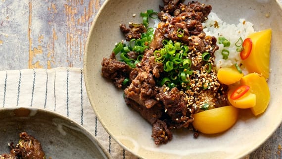 Viltskavs-yakiniku med chilipicklade gulbetor