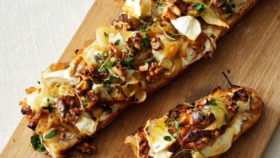 Baguettepizza med karamelliserad lök och getost