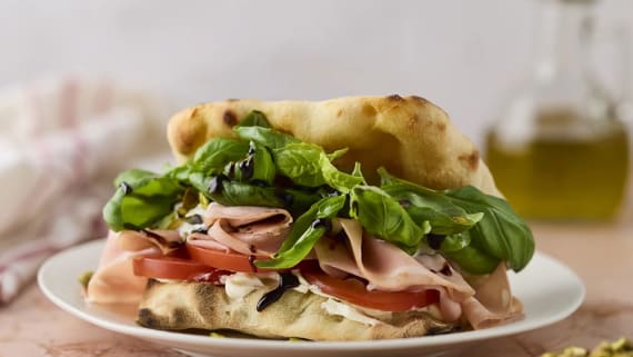 Italiensk pinsamacka med mortadella, stracciatella och pistage