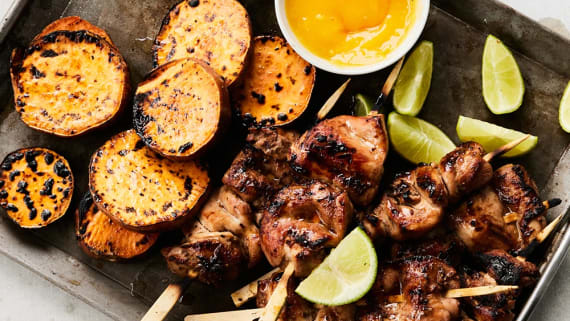 Kycklingspett med het mangosalsa