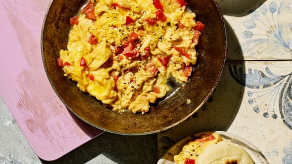 Arepa con perico – Majsbröd med äggröra och tomat
