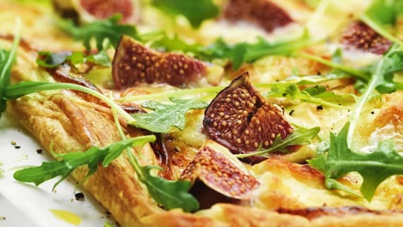 Smördegspizza med chèvre och färska fikon