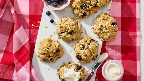 Frukostscones med valnötter, havregryn och blåbär